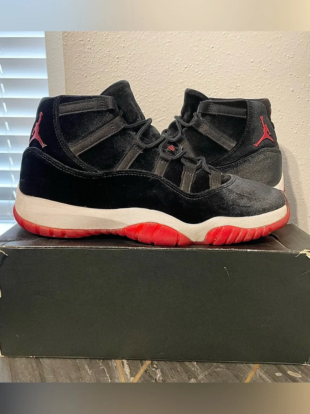 Air Jordan Retro 11 Bred Velvet Size 9.5